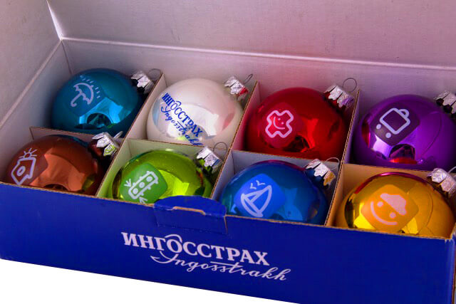 набор разноцветных елочных шариков с логотипом Ингосстрах в брендированной коробке